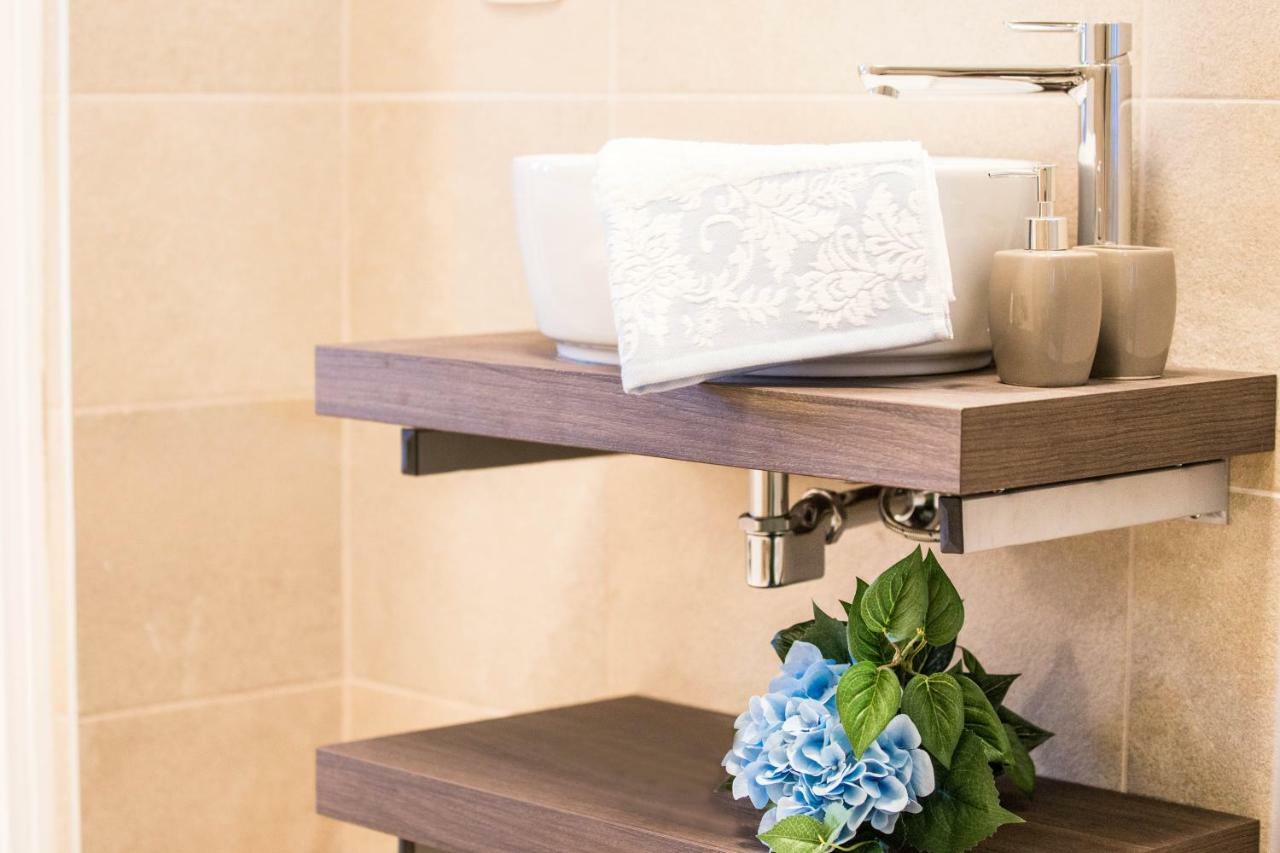 Casa Francesca Apartment Тори дел Бенако Екстериор снимка